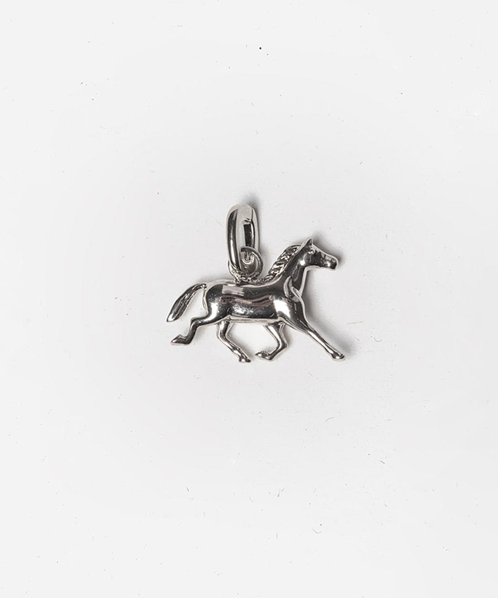 A silver horse hat charm on a plain background #color_silver
