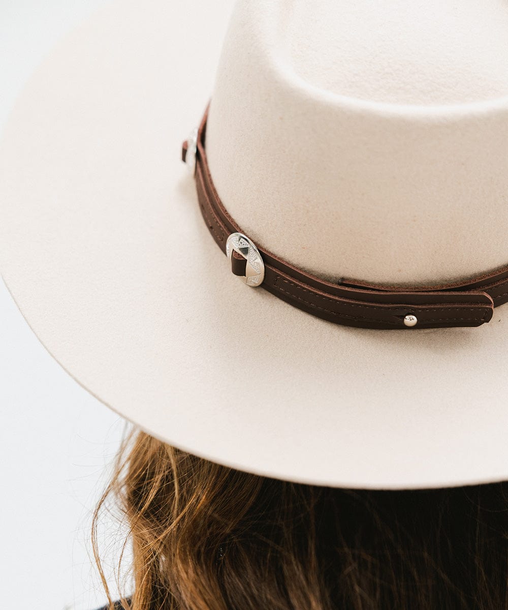 Close up image of a white hat with a chocolate colored western style  genuine leather hat band against a plain background #color_chocolate
