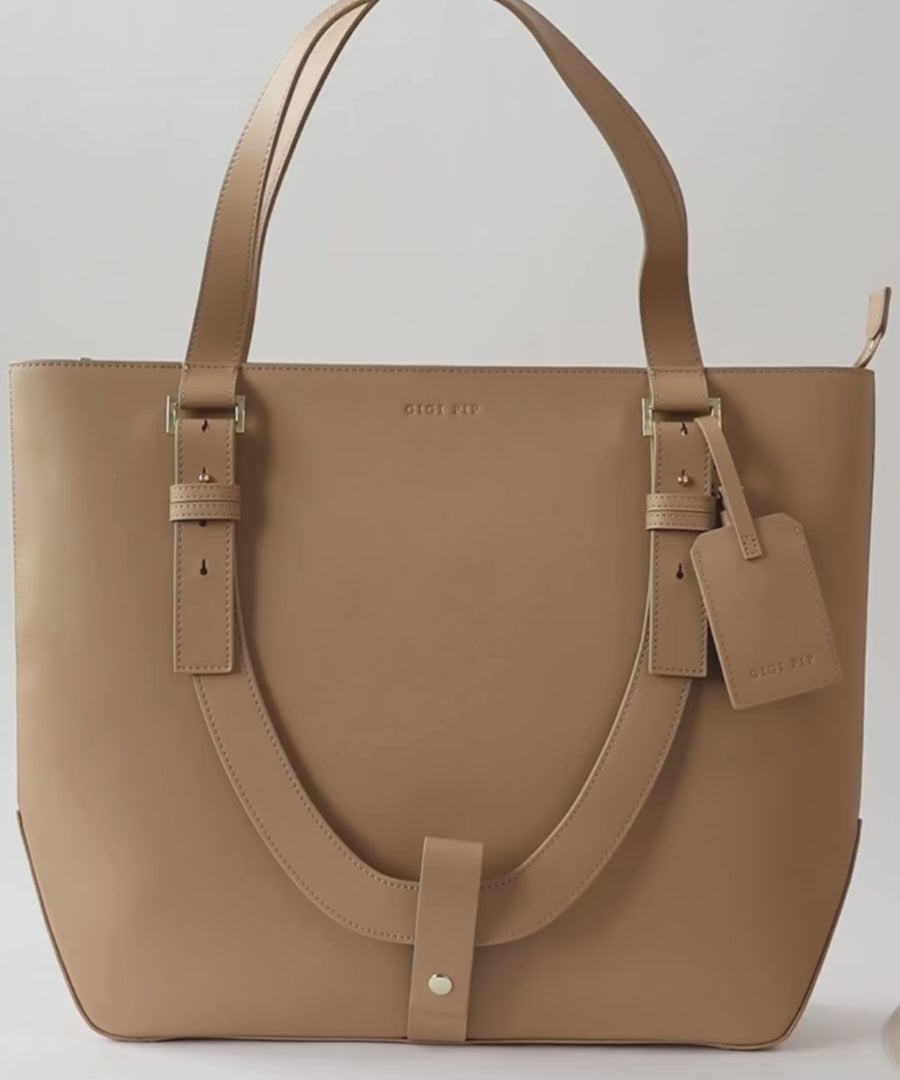 A beige Hayes Hat Carrying Tote bag with a white cowboy hat against a plain background #color_tan